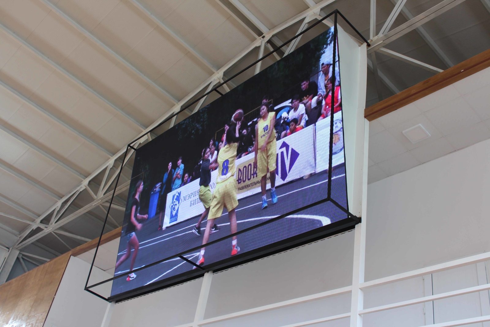 Экран сшор. Светодиодный экран Absen. Спортивные экраны led. Экраны для спортивных залов. Защитные экраны в спортивный зал.